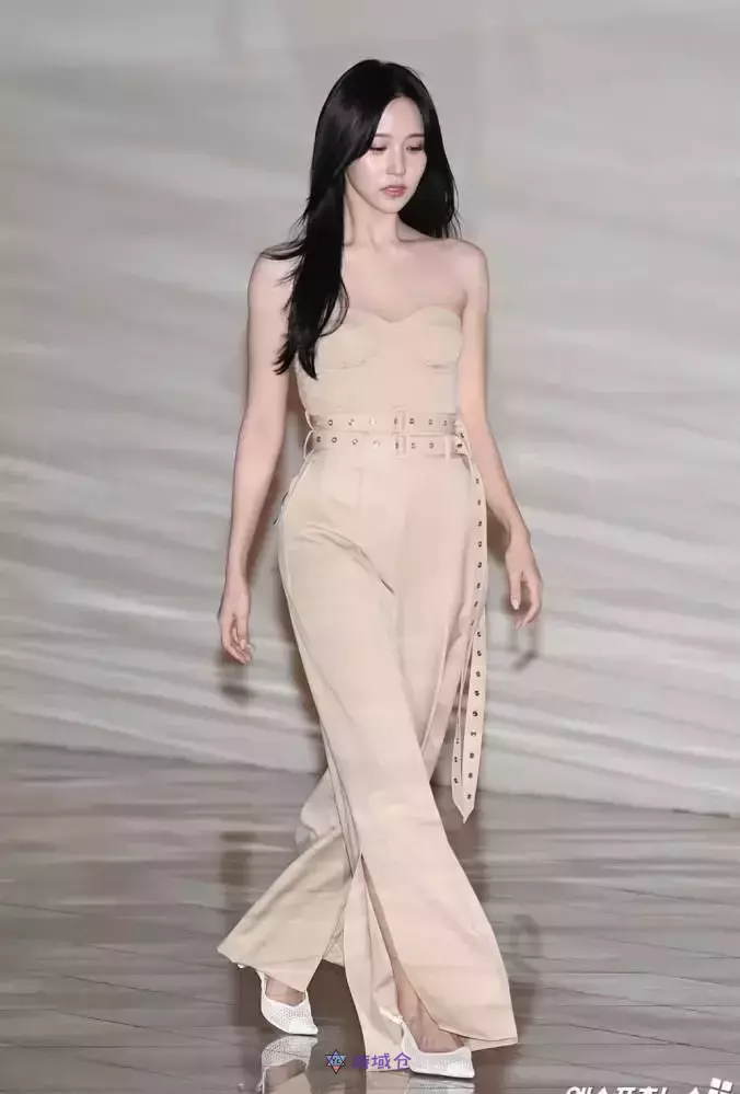 TWICE彩瑛和Mina出席”Rokh x H&M”!合作活动惊艳全场 TWICE彩瑛和Mina出席”Rokh x H&M”!合作活动惊艳全场