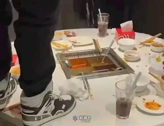 两17岁男子往火锅里撒尿!海底捞小便事件判赔220万 两17岁男子往火锅里撒尿!海底捞小便事件判赔220万