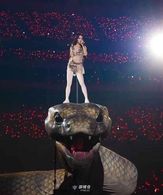 蔡依林演唱会总成本超2亿元 踩30米机械巨蛇亮相