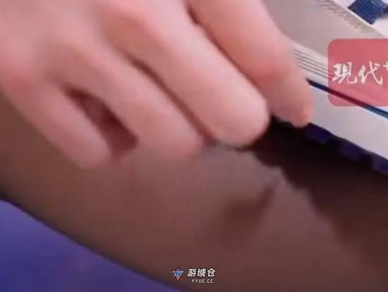 男鞋广告中现黑丝腿被指擦边 模特用美甲手轻抚鞋面 男鞋广告中现黑丝腿被指擦边 模特用美甲手轻抚鞋面