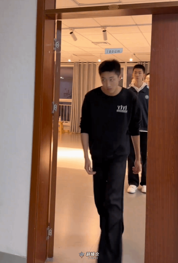 老师晒山东男高中生身高:全班走到180的位置都要低头 老师晒山东男高中生身高:全班走到180的位置都要低头