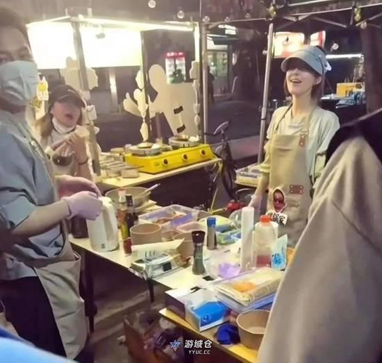 赵露思摆摊卖蛋烘糕 知情人：在海南旅游顺便记录生活