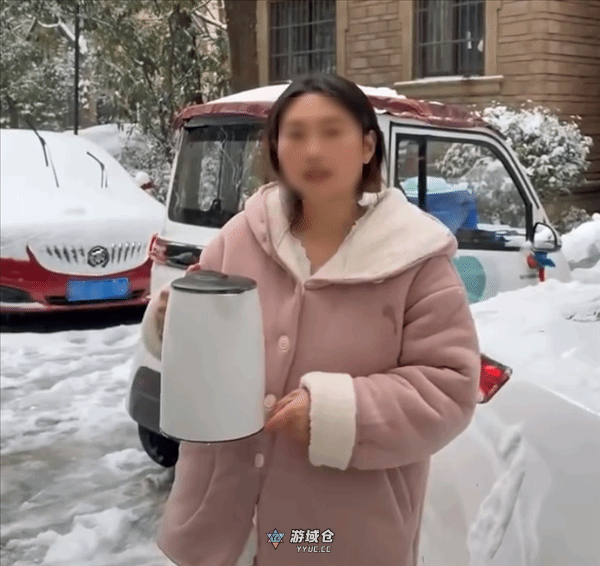 热水浇车玻璃会炸吗？网红拿别人车做实验让网友气笑