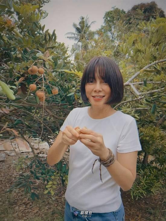 50岁“鬼后”李心洁冻龄似少女 网友大赞状态超好 50岁“鬼后”李心洁冻龄似少女 网友大赞状态超好