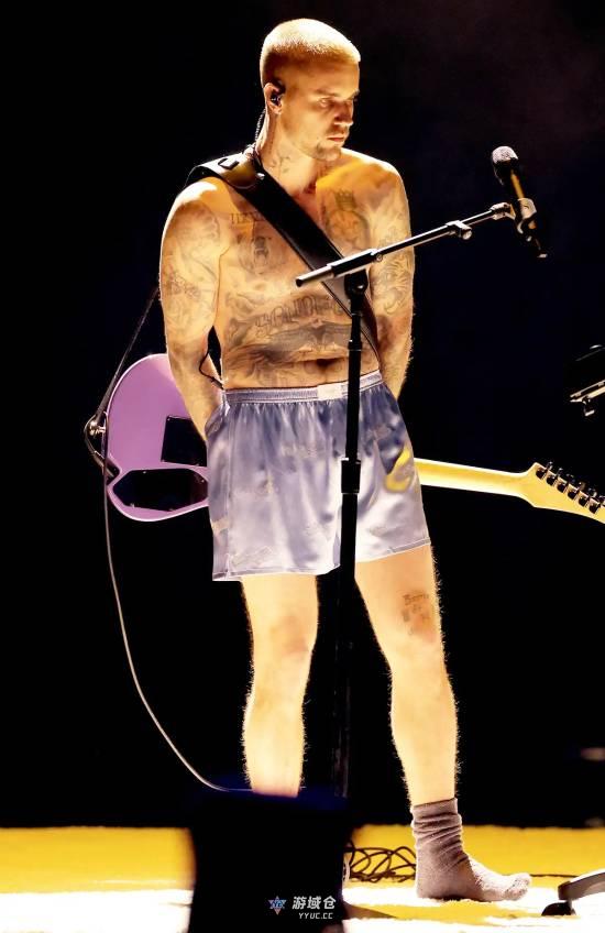 只穿内裤大秀纹身腹肌！贾斯丁比伯格莱美大胆造型