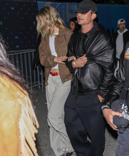 49岁“开花”疑似新恋情曝光 同28岁模特挽手现身