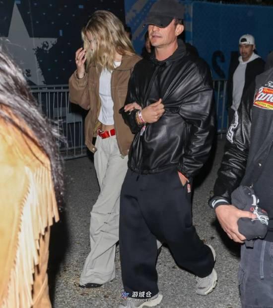 49岁“开花”疑似新恋情曝光 同28岁模特挽手现身