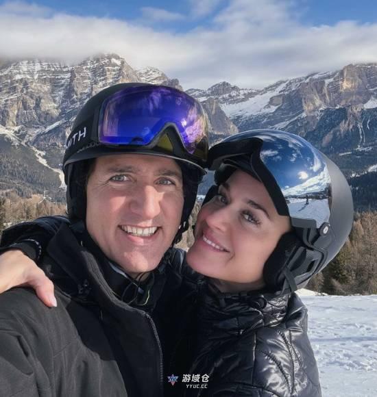 49岁“开花”疑似新恋情曝光 同28岁模特挽手现身