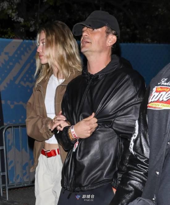 49岁“开花”疑似新恋情曝光 同28岁模特挽手现身