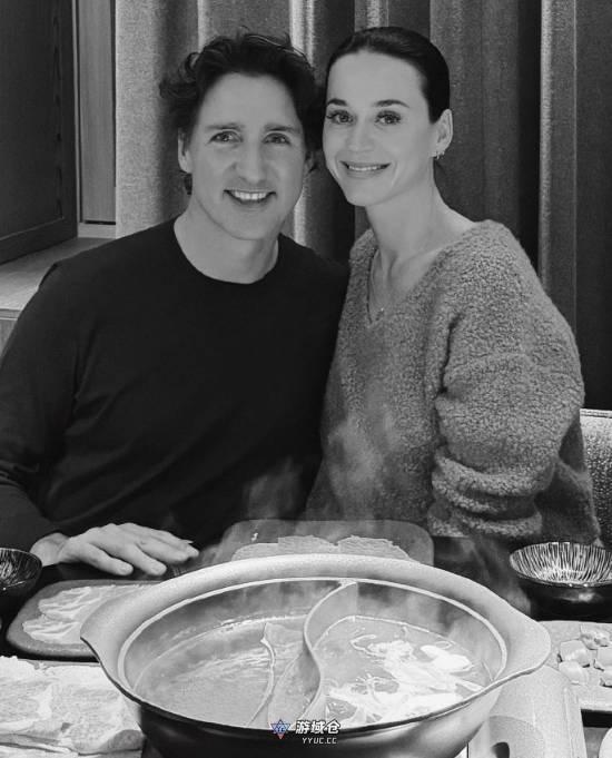 49岁“开花”疑似新恋情曝光 同28岁模特挽手现身