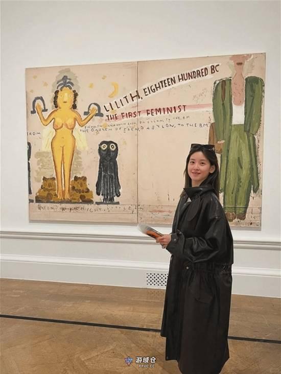 章泽天巴黎时装周看秀 听超模和纪梵希家族媳妇聊天