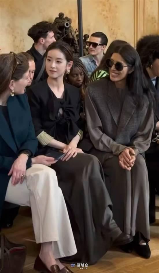 章泽天巴黎时装周看秀 听超模和纪梵希家族媳妇聊天