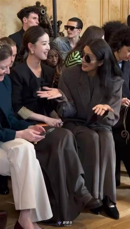 章泽天巴黎时装周看秀 听超模和纪梵希家族媳妇聊天