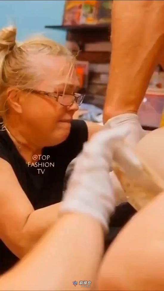 金・卡戴珊穿紧身礼服尴尬瞬间！臀围太大不好穿