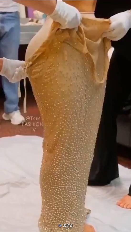 金・卡戴珊穿紧身礼服尴尬瞬间！臀围太大不好穿