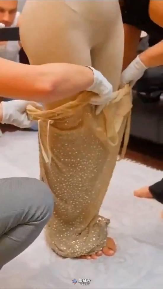 金・卡戴珊穿紧身礼服尴尬瞬间！臀围太大不好穿
