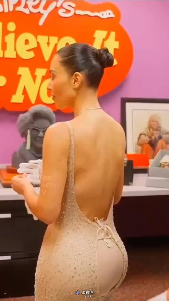 金・卡戴珊穿紧身礼服尴尬瞬间！臀围太大不好穿