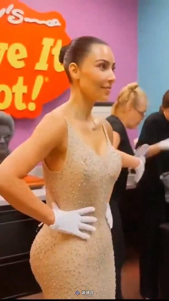 金・卡戴珊穿紧身礼服尴尬瞬间！臀围太大不好穿