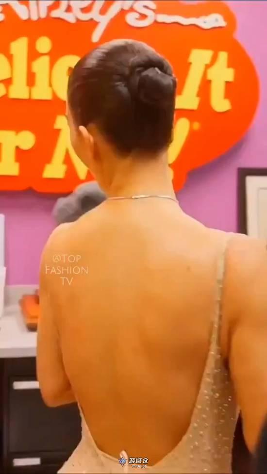 金・卡戴珊穿紧身礼服尴尬瞬间！臀围太大不好穿