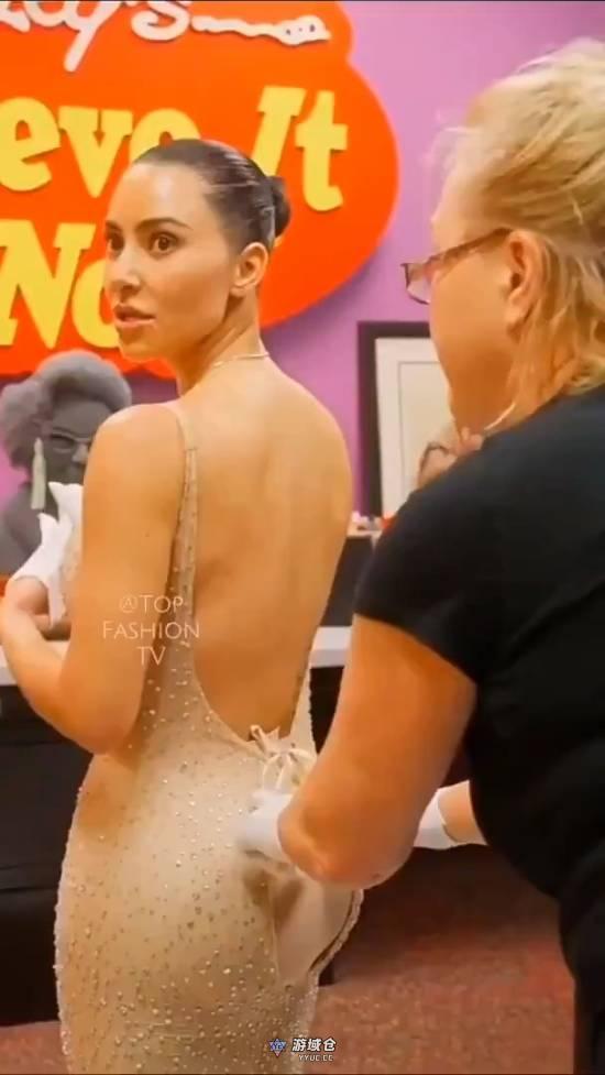 金・卡戴珊穿紧身礼服尴尬瞬间！臀围太大不好穿