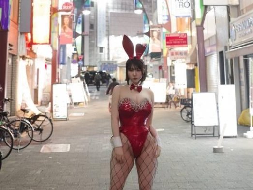 日本“超大只”兔女郎写真女性 性感网袜肉感美腿